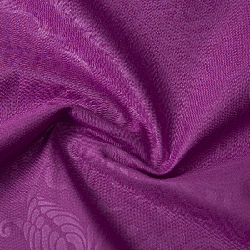 Vad är embossed microfiber och hur förblir mönstret permanent?