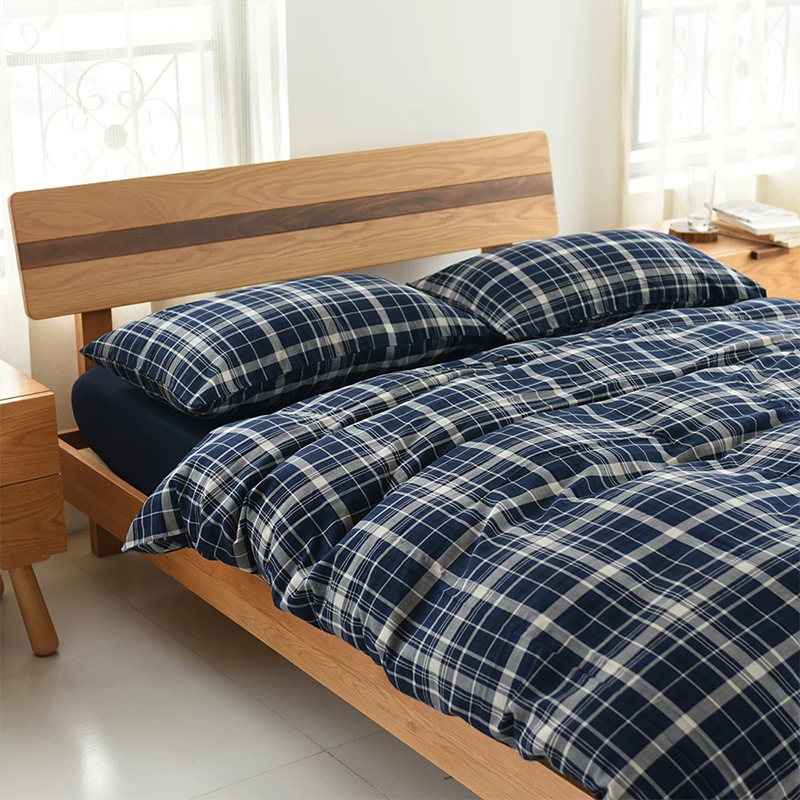 Hur skiljer sig polyester och mikrofiber från varandra?